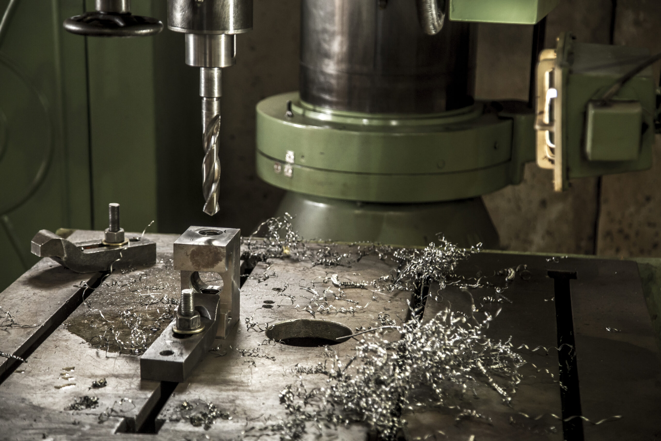 maquina perforando metal