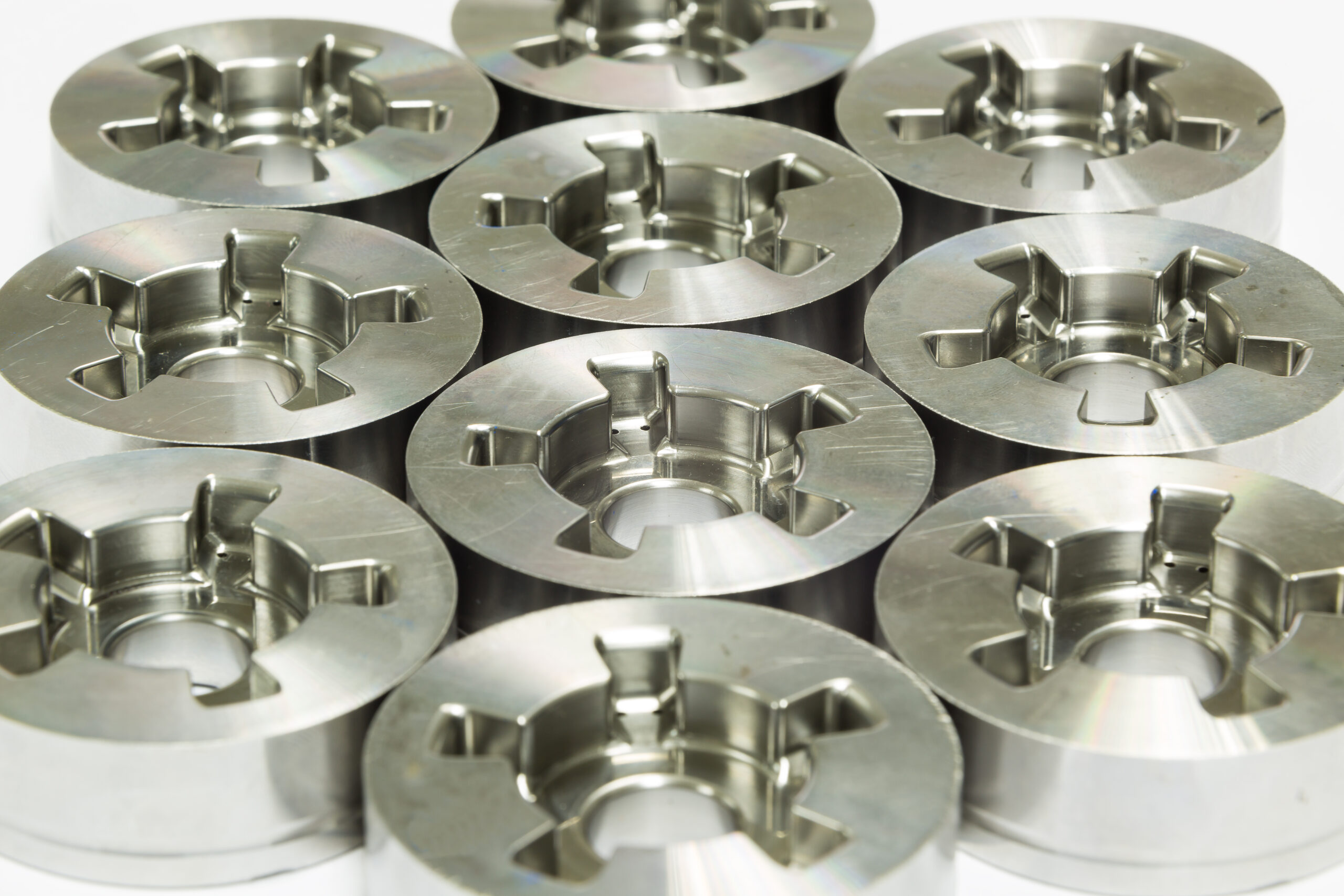 piezas de metal con una forma de estrella en el interior